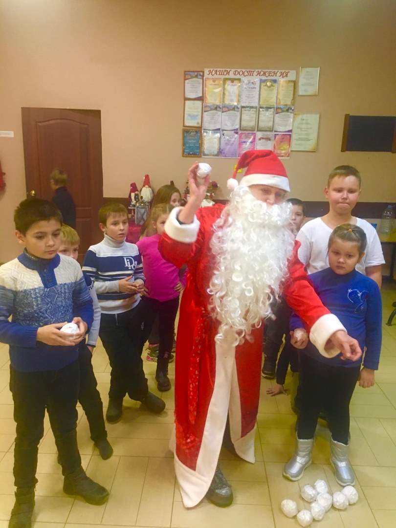 В Аксиньинском доме культуры веселой компанией отметили день рождения Дедушки Мороза